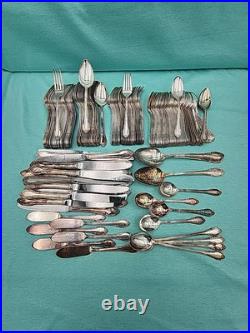 1847 Rogers Bros REMEMBRANCE Silverplate 154 Pcs. Needs Polished Read Descript