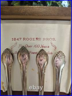 1847 Rogers Brothers Remembrance Silverware Full Set For Six With Extra 1847 Rogers Brothers Remembrance Silverware Full Set For Six With Extra