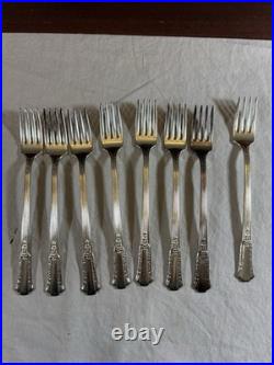 71 Piece Set WM Rogers IS TREASURE 1940 Silverplate Flatware with Box