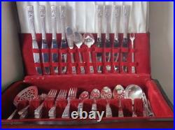 Excellent Wm Rogers Mfg mid-20th century 83 piece silver plate pattern Community