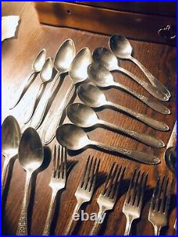 Exquisite Large set of Rogers & son AA silver plate dinner ware flatware withbox