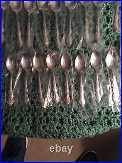 NEWithOLD 1964 CAMELOT AKA MELODY PATTERN 46 PC SET WM ROGERS EXTRA SILVER PLATE