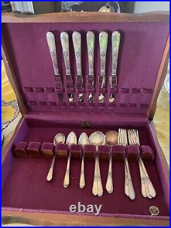 Silverware Set Adoration Vintage 1847 Rogers Bros. 25 Pieces in Wood Chest