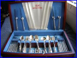 VTG ANTIQUE 80 Piece 1847 Rogers Bros FIRST LOVE Flatware Silverplate Set withCase