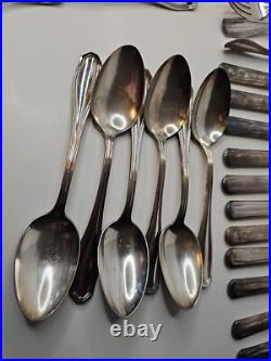 WM Rogers & Son AA Flatware Set Clinton Silverware Silver Plate Set Of 31 9cz WM Rogers & Son AA Flatware Set Clinton Silverware Silver Plate Set Of 31 9cz