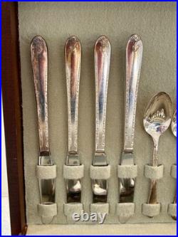 Wm Rogers & Son IS EXQUISITE Pattern Silverplate Flatware Set 50 Pc. In Chest